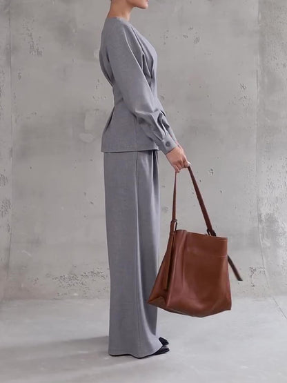 Ensemble haut asymétrique à col en V gris clair et pantalon large